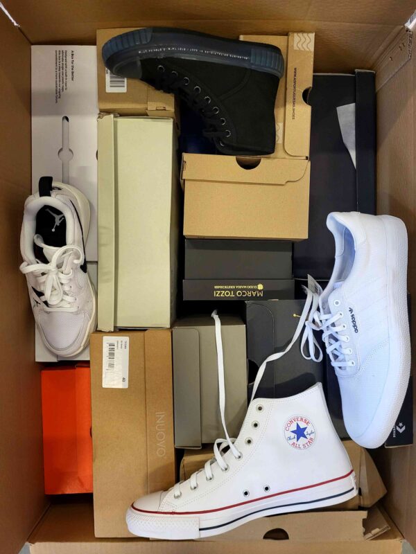 The photo shows a package with footwear in the category BS.