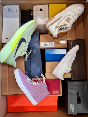The photo shows a package with footwear in the category BS.
