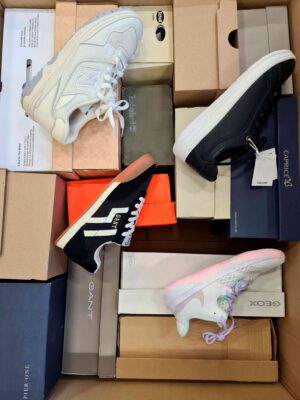 The photo shows a package with footwear in the category BS.