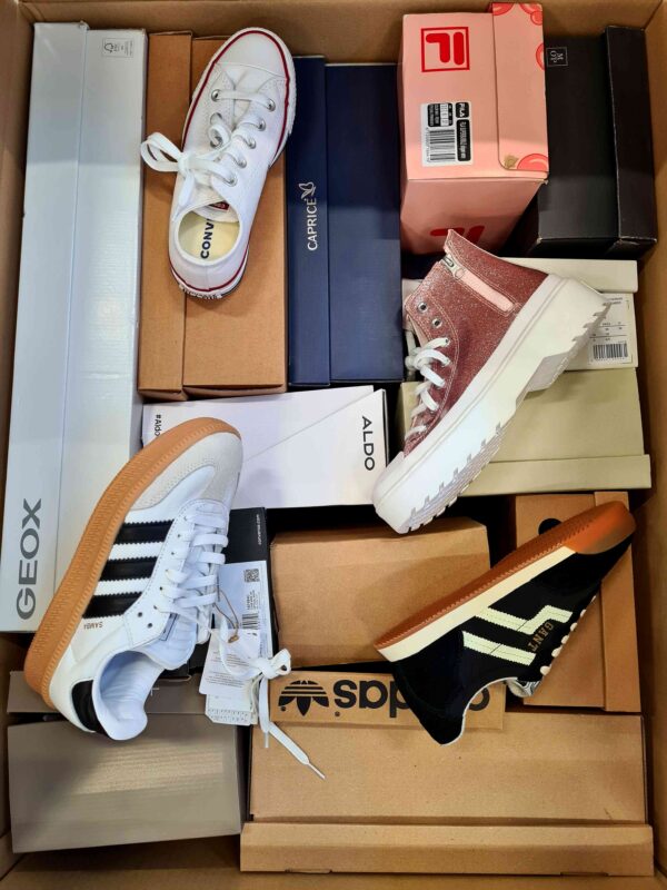 The photo shows a package with footwear in the category BS.