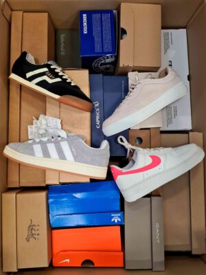 The photo shows a package with footwear in the category BS.