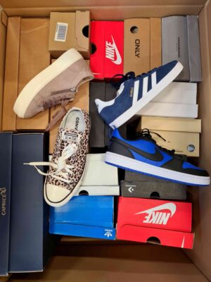 The photo shows a package with footwear in the category BS.