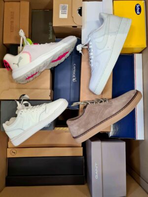 The photo shows a package with footwear in the category BS.