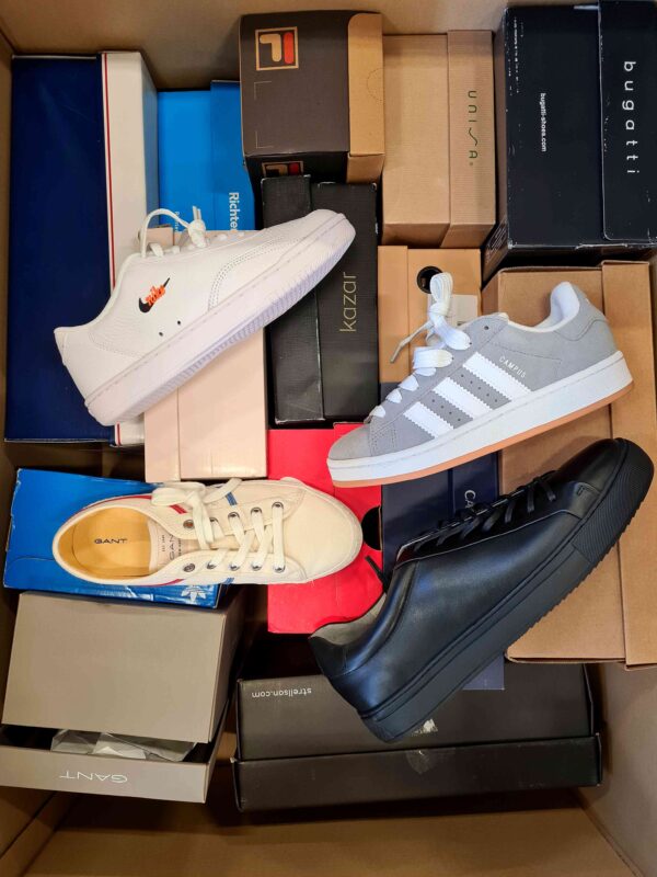 The photo shows a package with footwear in the category BS.