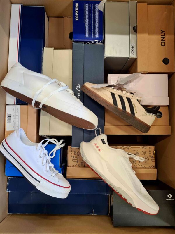 The photo shows a package with footwear in the category BS.