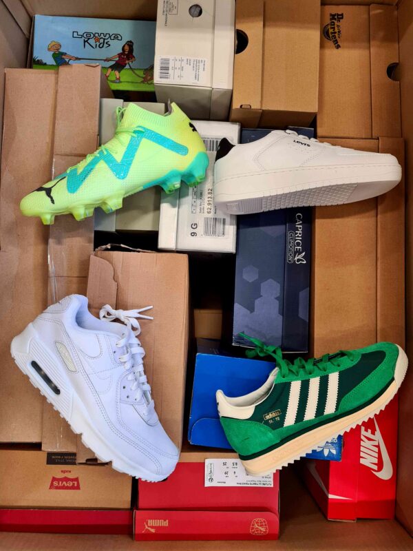 The photo shows a package with footwear in the category BS.