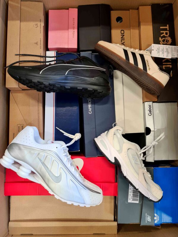 The photo shows a package with footwear in the category BS.