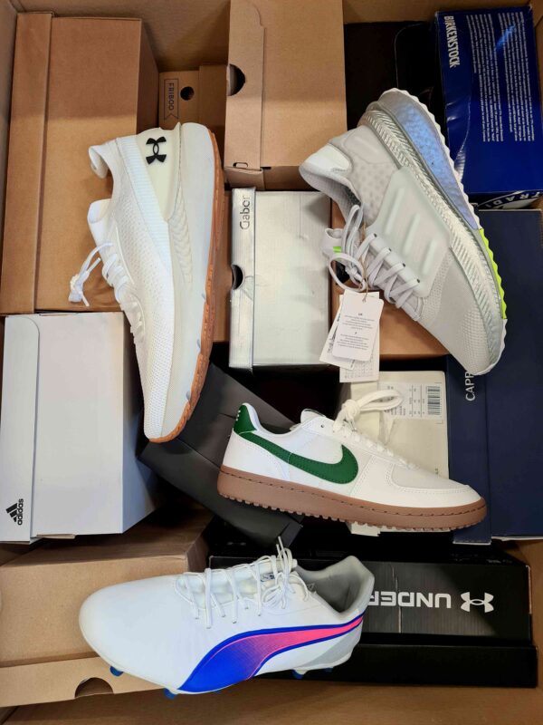 The photo shows a package with footwear in the category BS.