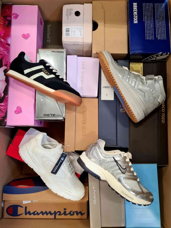 The photo shows a package with footwear in the category BS.
