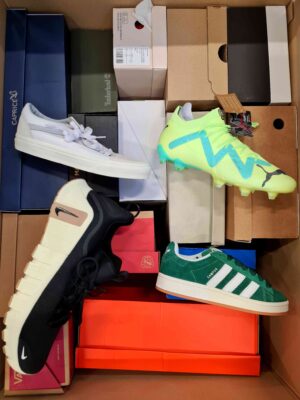The photo shows a package with footwear in the category BS.