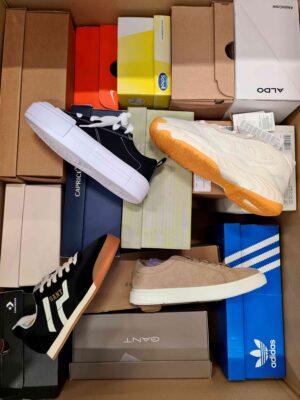 The photo shows a package with footwear in the category BS.