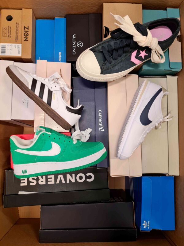 The photo shows a package with footwear in the category BS.