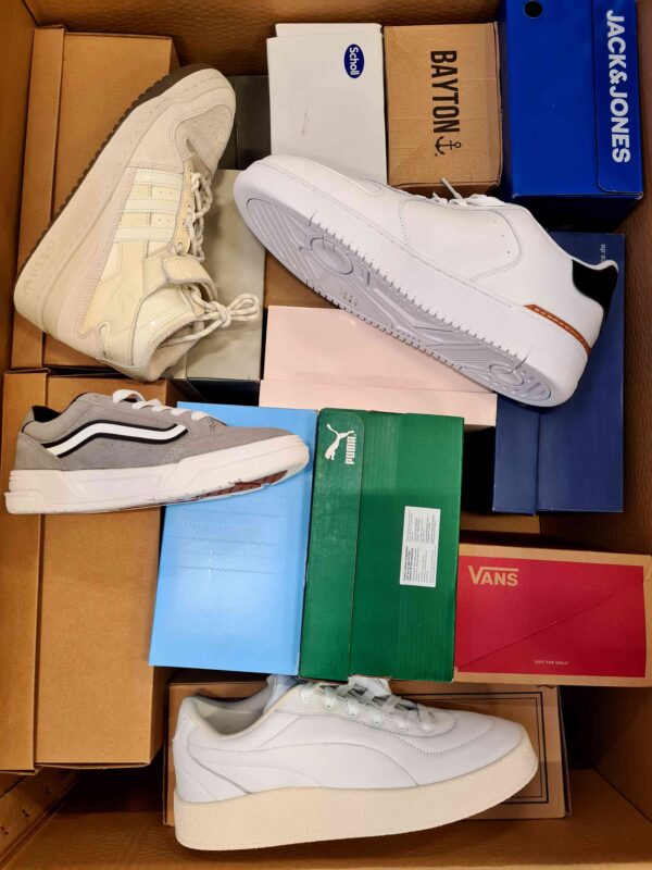The photo shows a package with footwear in the category BS.