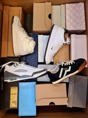 The photo shows a package with footwear in the category BS.