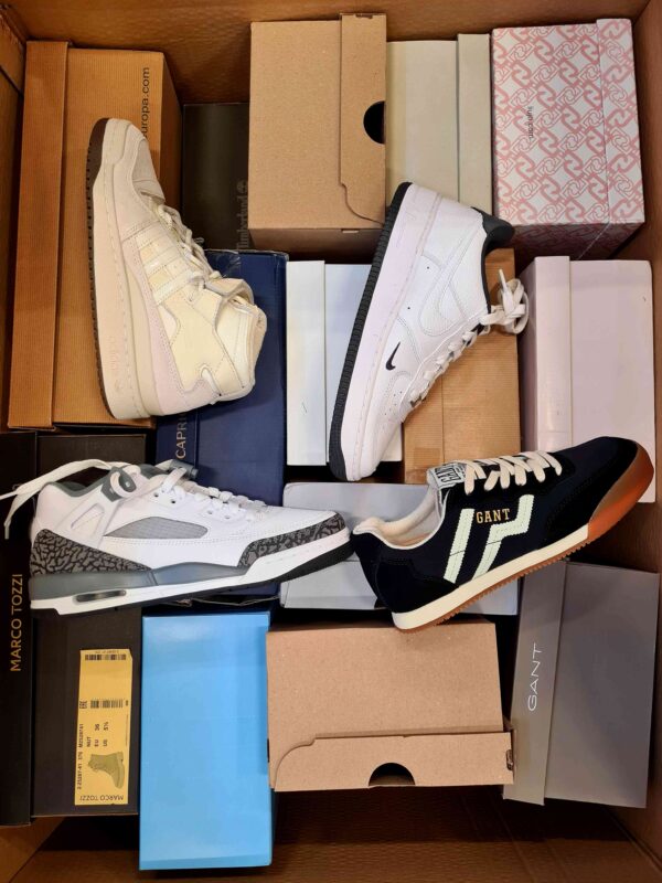 The photo shows a package with footwear in the category BS.