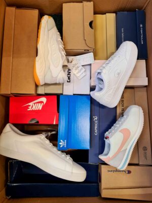 The photo shows a package with footwear in the category BS.