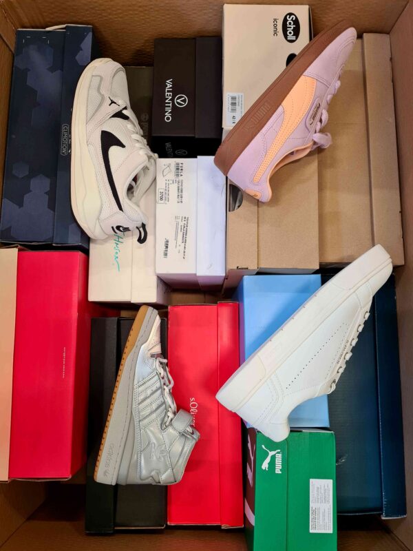 The photo shows a package with footwear in the category BS.