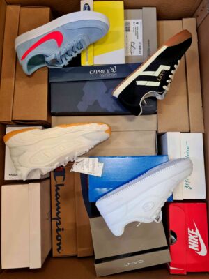 The photo shows a package with footwear in the category BS.
