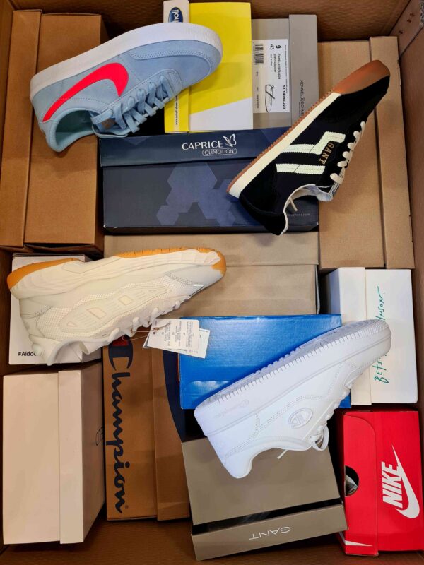 The photo shows a package with footwear in the category BS.