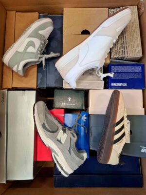 The photo shows a package with footwear in the category BS.