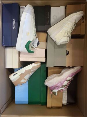 The photo shows a package with footwear in the category BS.