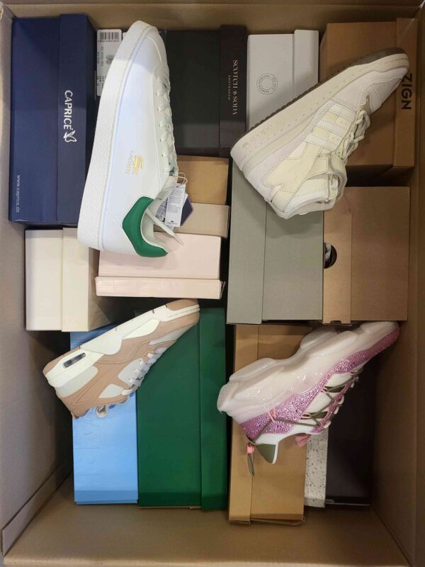 The photo shows a package with footwear in the category BS.