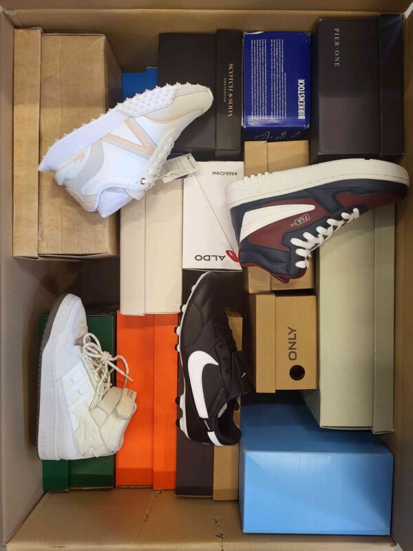 The photo shows a package with footwear in the category BS.