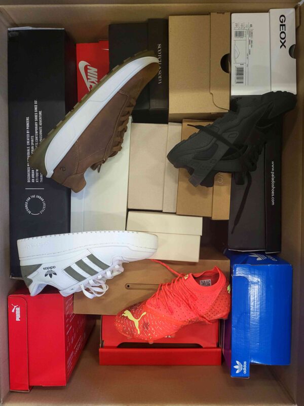 The photo shows a package with footwear in the category BS.