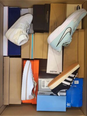 The photo shows a package with footwear in the category BS.
