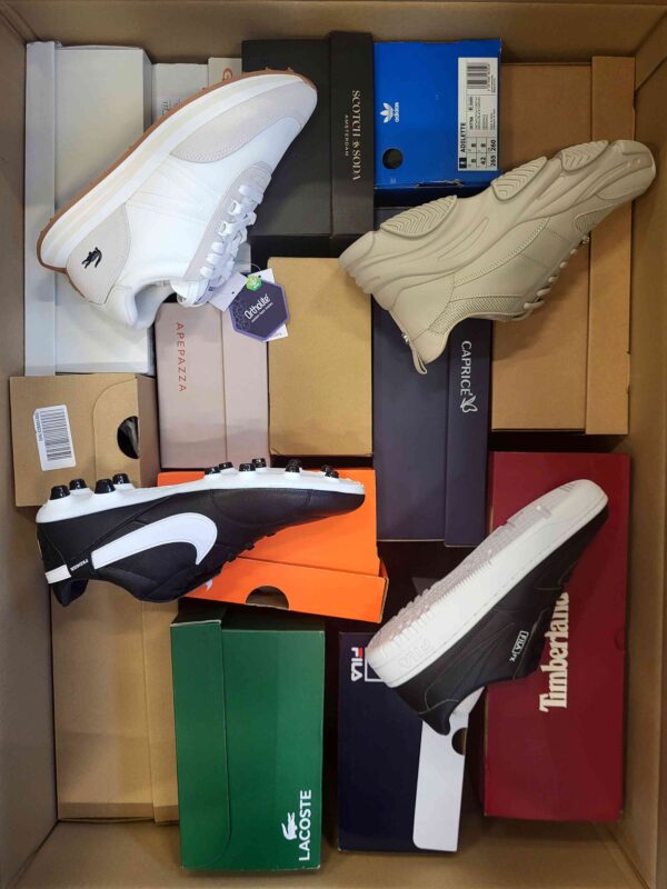 The photo shows a package with footwear in the category BS.