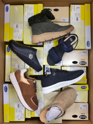 The photo shows a package with footwear in the category SM.