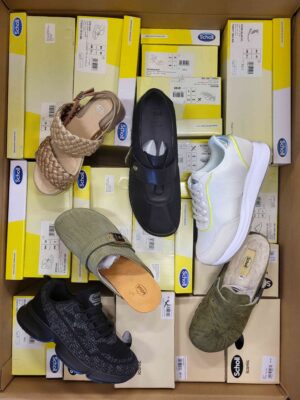 The photo shows a package with footwear in the category SM.