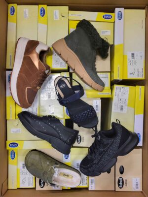 The photo shows a package with footwear in the category SM.