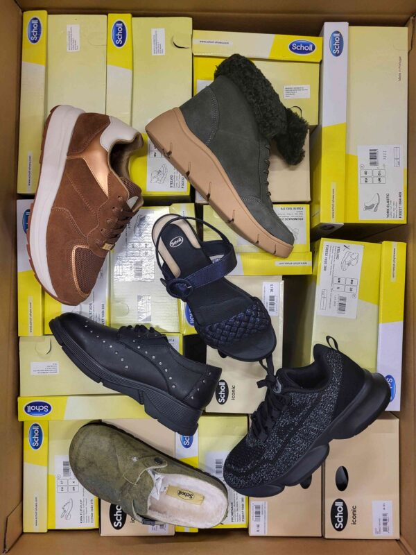 The photo shows a package with footwear in the category SM.