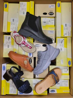 The photo shows a package with footwear in the category SM.