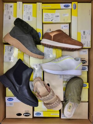 The photo shows a package with footwear in the category SM.