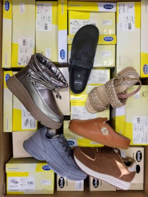 The photo shows a package with footwear in the category SM.