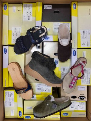 The photo shows a package with footwear in the category SM.