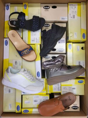 The photo shows a package with footwear in the category SM.