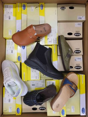 The photo shows a package with footwear in the category SM.