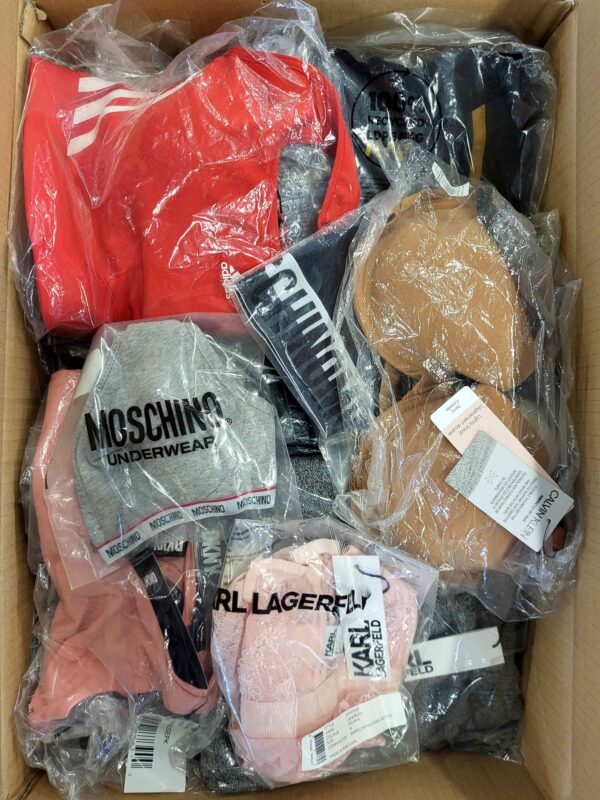 The photo shows a package with clothing in the category AU.