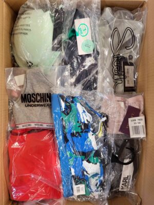The photo shows a package with clothing in the category AU.