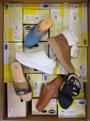 The photo shows a package with footwear in the category SM.