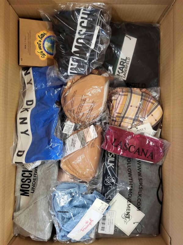 The photo shows a package with clothing in the category AU.