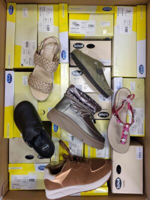 The photo shows a package with footwear in the category SM.
