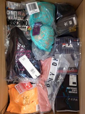 The photo shows a package with clothing in the category AU.