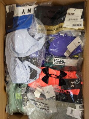The photo shows a package with clothing in the category AU.