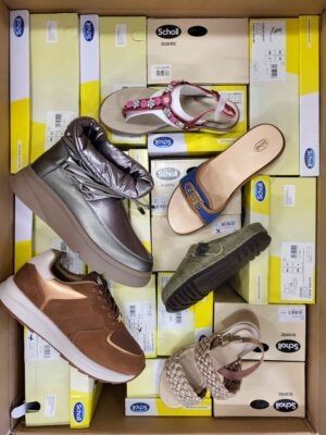 The photo shows a package with footwear in the category SM.