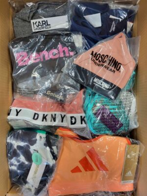 The photo shows a package with clothing in the category AU.