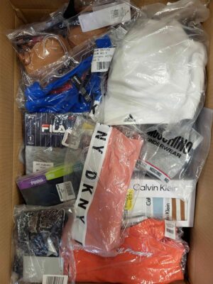 The photo shows a package with clothing in the category AU.